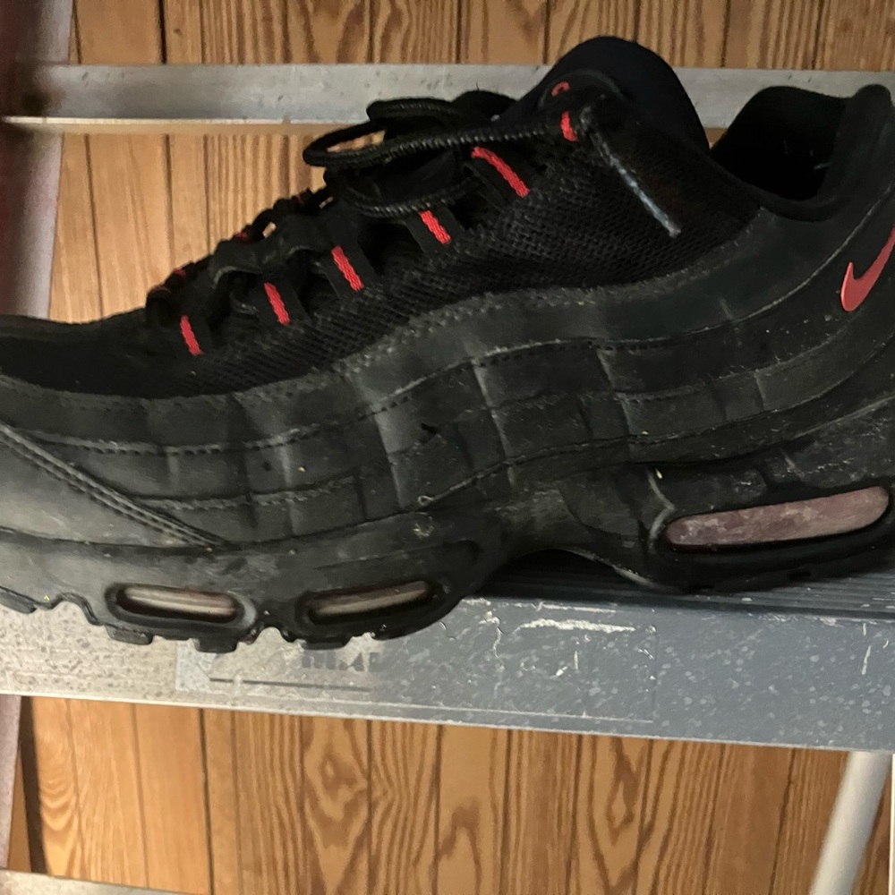 Men’s Nike air max is 95s size 10